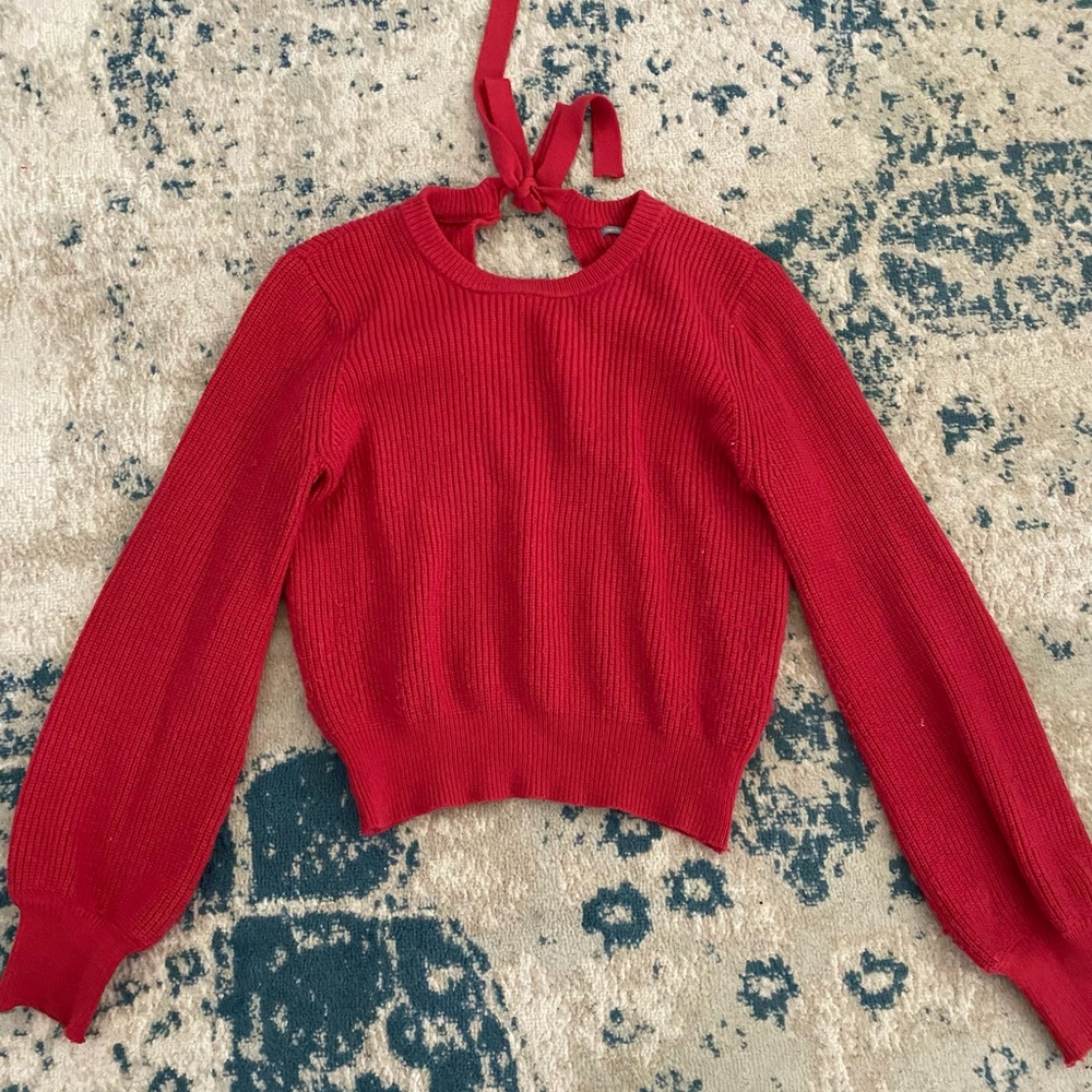 Red cropped sweater with wide sleeves